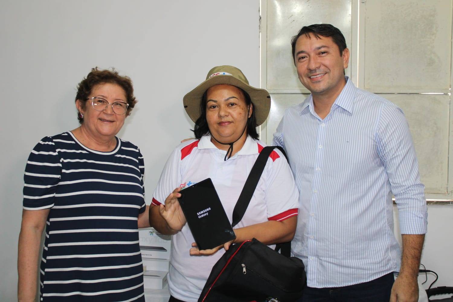 Prefeitura de Castelo realiza entrega de fardamentos e tablets para os agentes comunitários de saúde